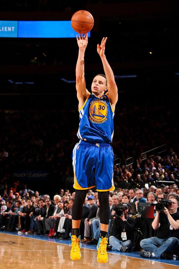  库里三分绝杀雷霆迎五连胜  